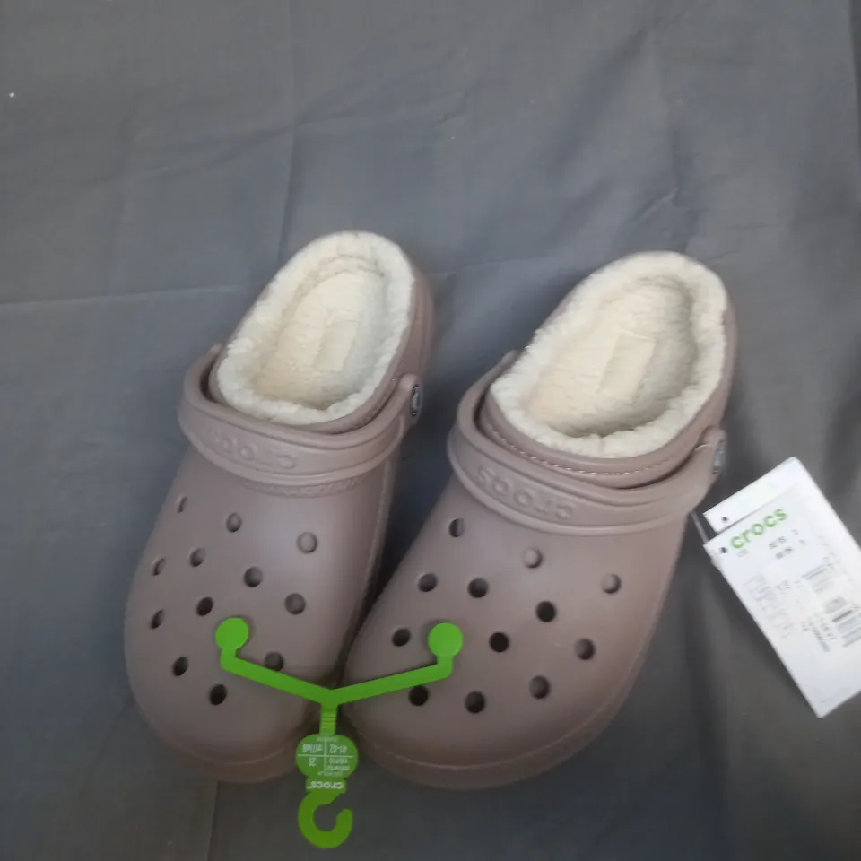 CLASSIC LINED CLOG CROCS BONE/MUSHROOM COLOUR UNISEX SIZE M8/W10