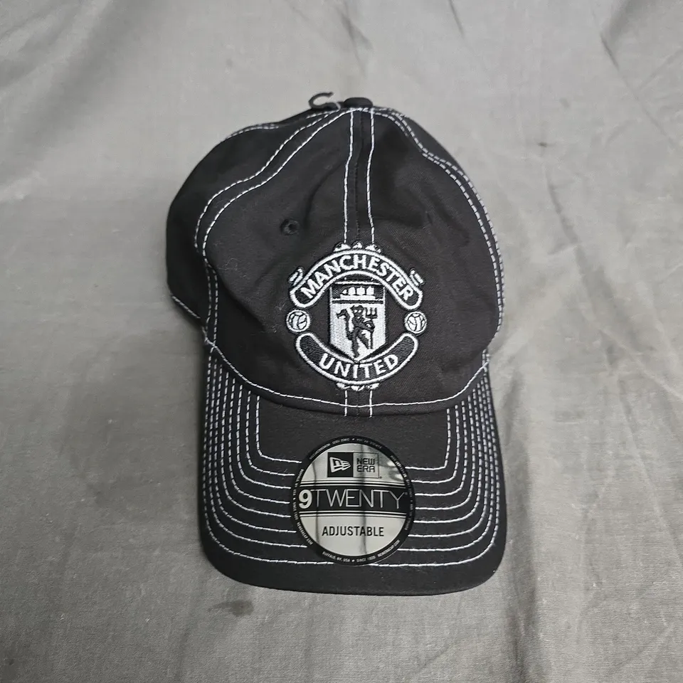 9TWNETY MANCHESTER UNITED CONTRAST STITCH CAP IN BLACK