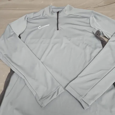 NIKE 1/4 ZIP TOP - SIZE M