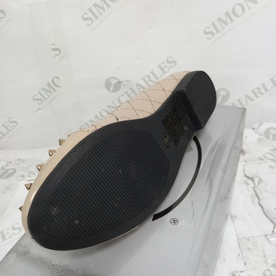 BOXED CASANDRA NUDE PATCH LOW SHOE SPIKES - SIZE 5
