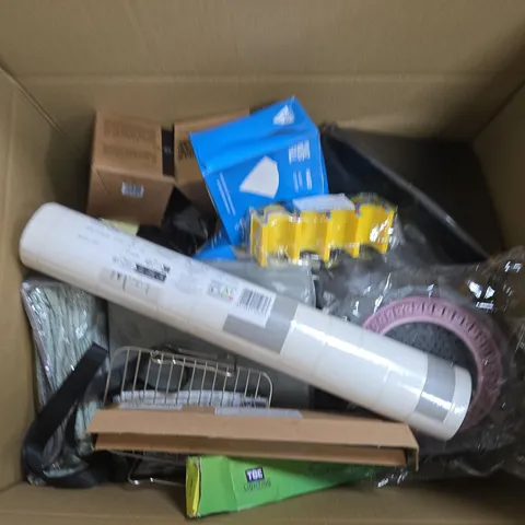 BOX OF APPROXIMATELY 15 ASSORTED HOUSEHOLD ITEMS T