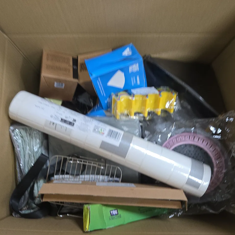 BOX OF APPROXIMATELY 15 ASSORTED HOUSEHOLD ITEMS T