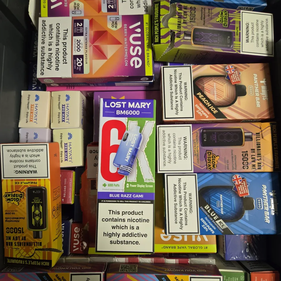 APPROXIMATELY 20 ASSORTED E-CIGARETTE & VAPING ITEMS IN VARIOUS BRANDS 