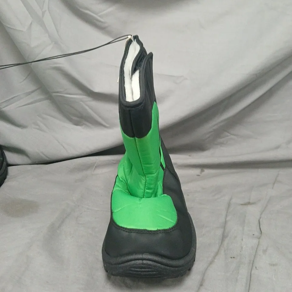 MOUNTAIN WAREHOUSE KIDS CARLBOU SINGLE STRIPE ADAPTIVE SNOW BOOTS - BLACK AND GREEN - SIZE 5