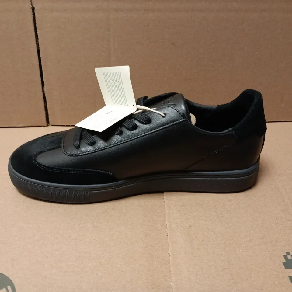 BOXED CLAE DEANE BLACK LEATHER TRAINERS – UK 8 (US 9, EU 42) 