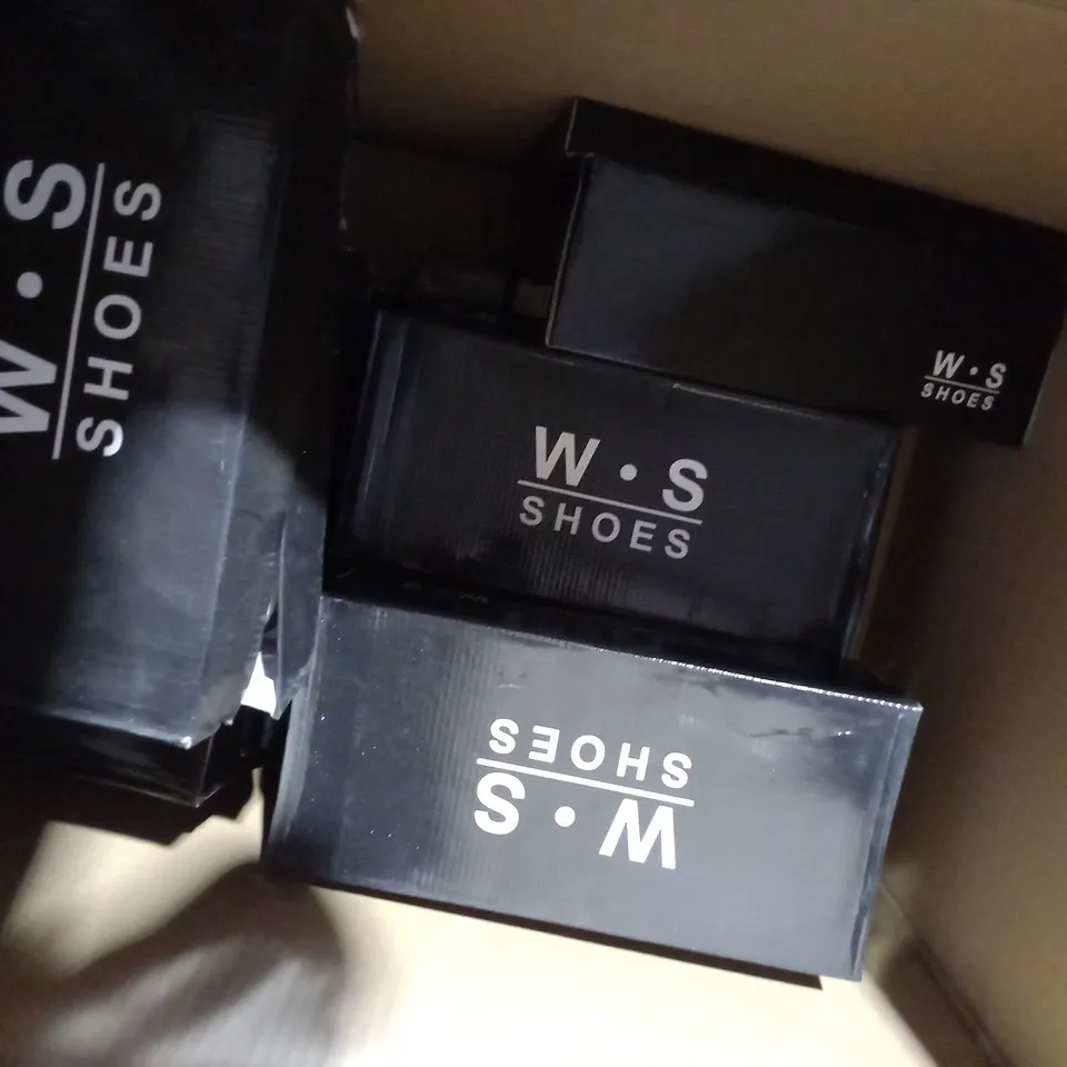 APPROXIMATELY 10 BOXED PAIR OF LOAFERS IN VARIOUS SIZES 