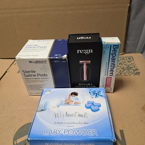 TOTE OF APPROXIMATELY 15 ASSORTED COSMETIC ITEMS TO INCLUDE SCENTED WAX MELTS, BEPANTHEN, SAFETY RAZOR, STERLIE SALINE PODS ETC