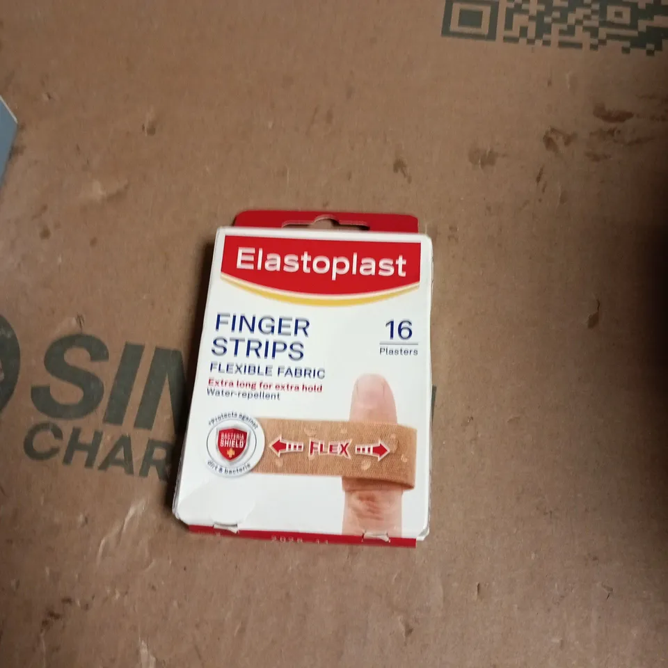 APPROXIMATELY 30 ASSORTED COSMETIC ITEMS INCLUDING JUST FOR YOU SHAMPOO & CONDITIONER , ELASTOPLAST FINGER STRIPS AND REPLACEMENT TOOTHBRUSH HEADS 