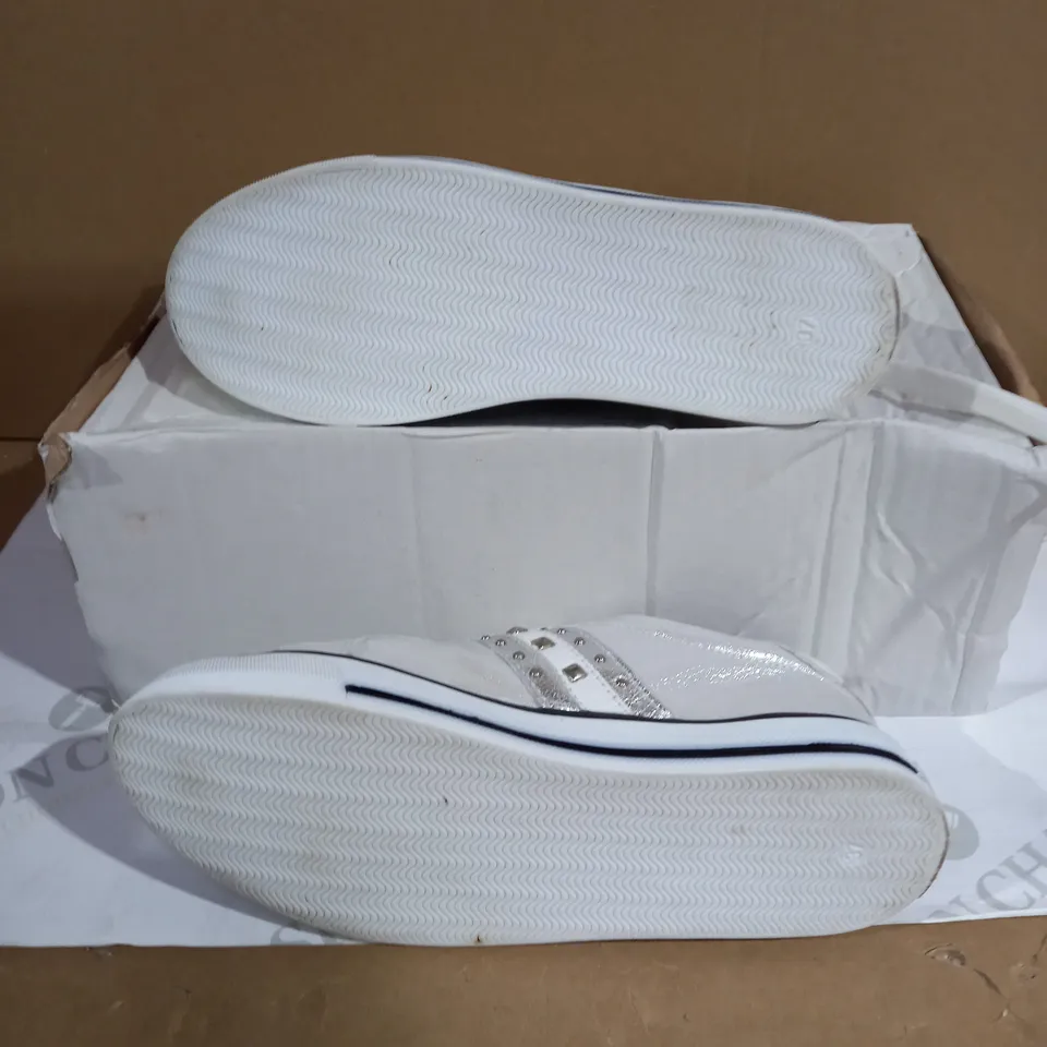 MODA IN PELLE ALFINA TRAINER IN SLIVER UK SIZE 4