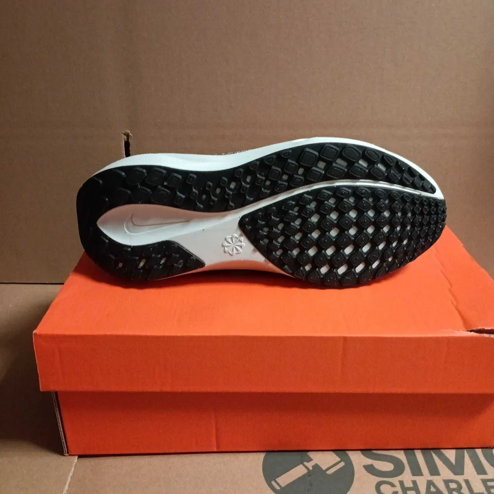 NIKE ZOOM RUNNING SHOES – WHITE/GREY SIZE 4