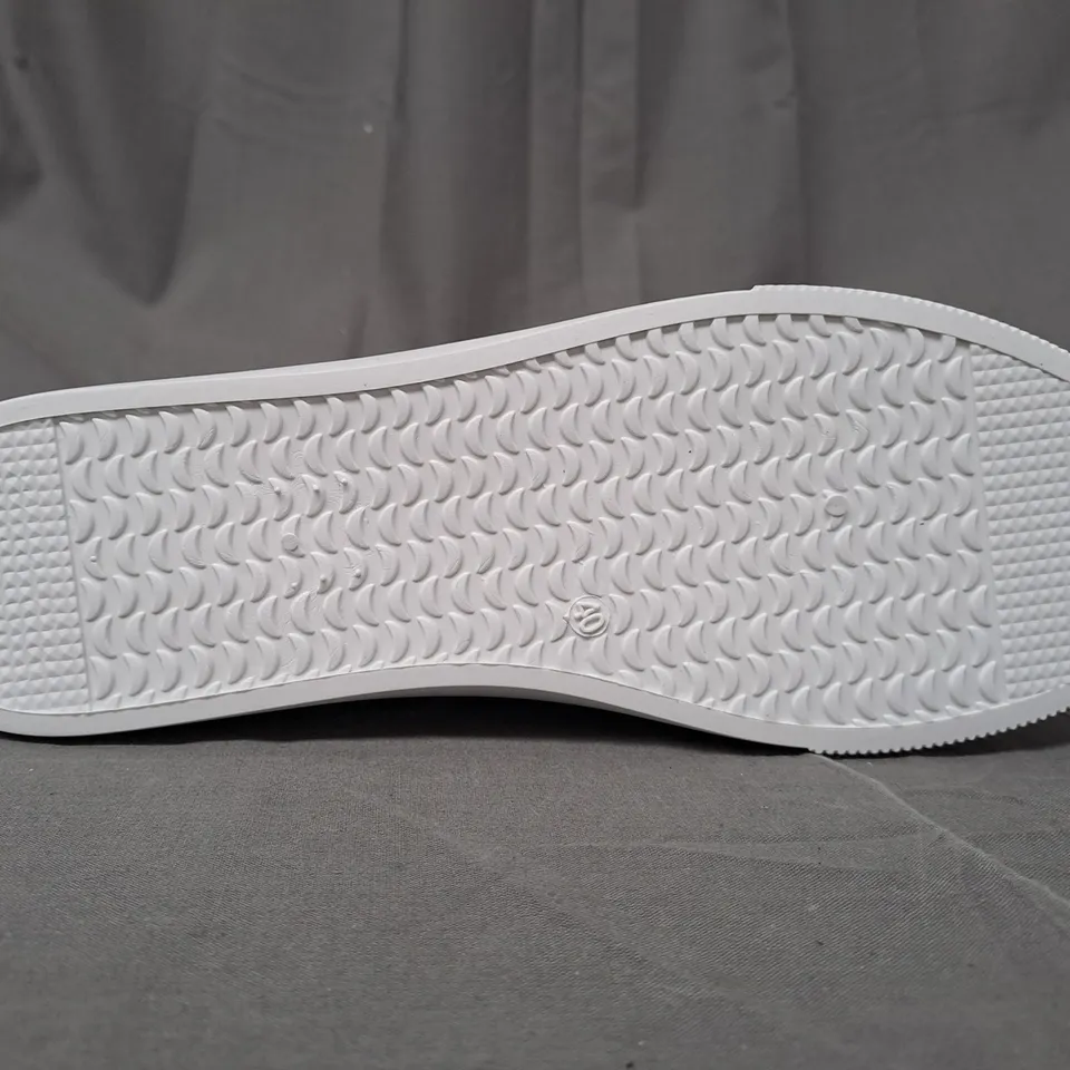 BOXED PAIR OF FASHION JIUYOU SHOES IN WHITE EU SIZE 40