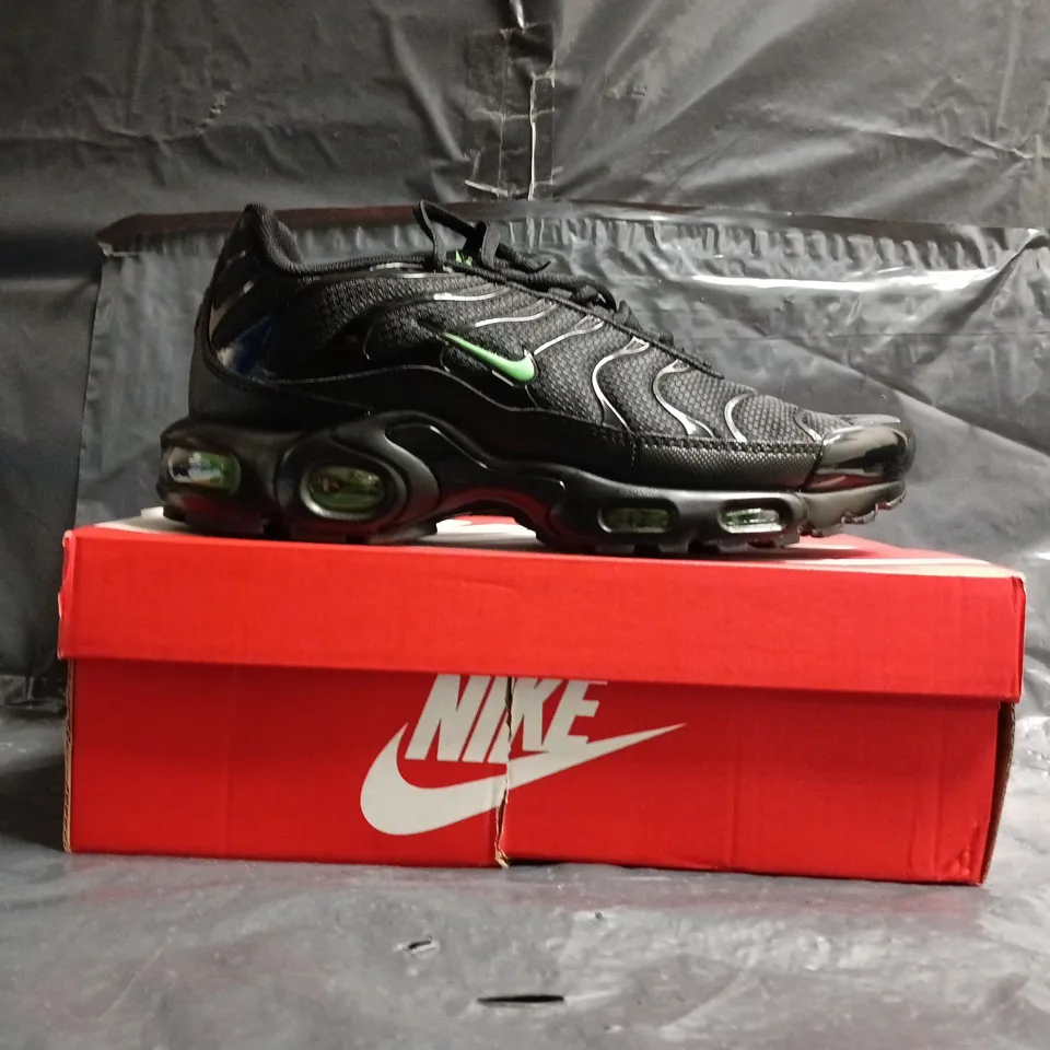 BOXED PAIR OF NIKE AIR MAX PLUS TRAINERS IN BLACK/GREEN SIZE UK 6