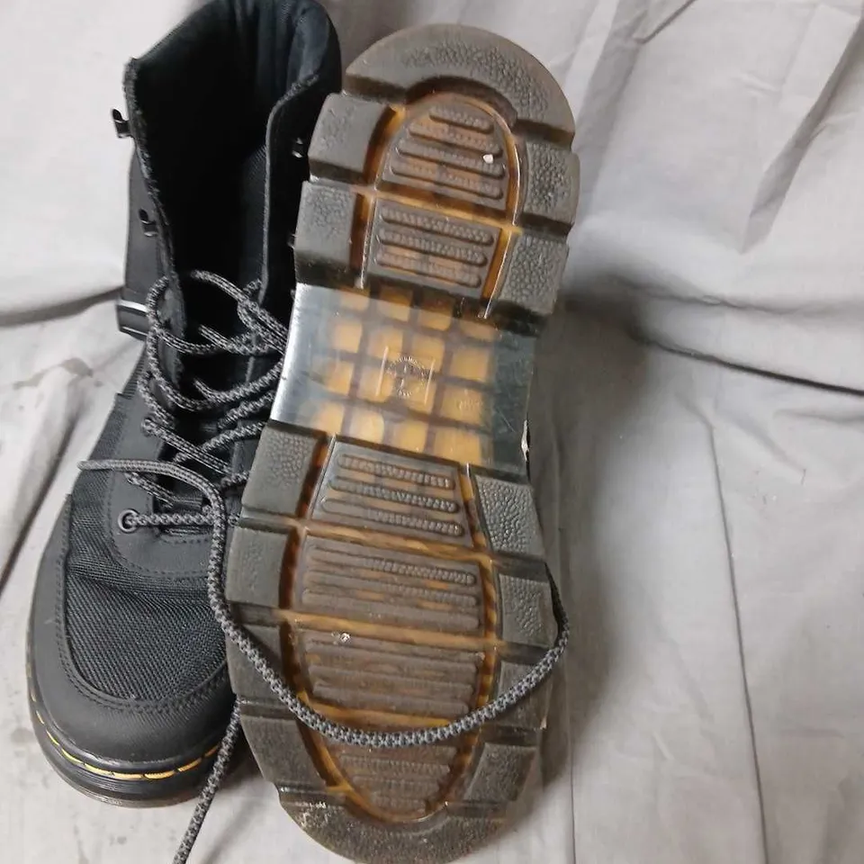 DR. MARTENS COMBS TECH AW501 BOOTS – UK 8 (EU 42)