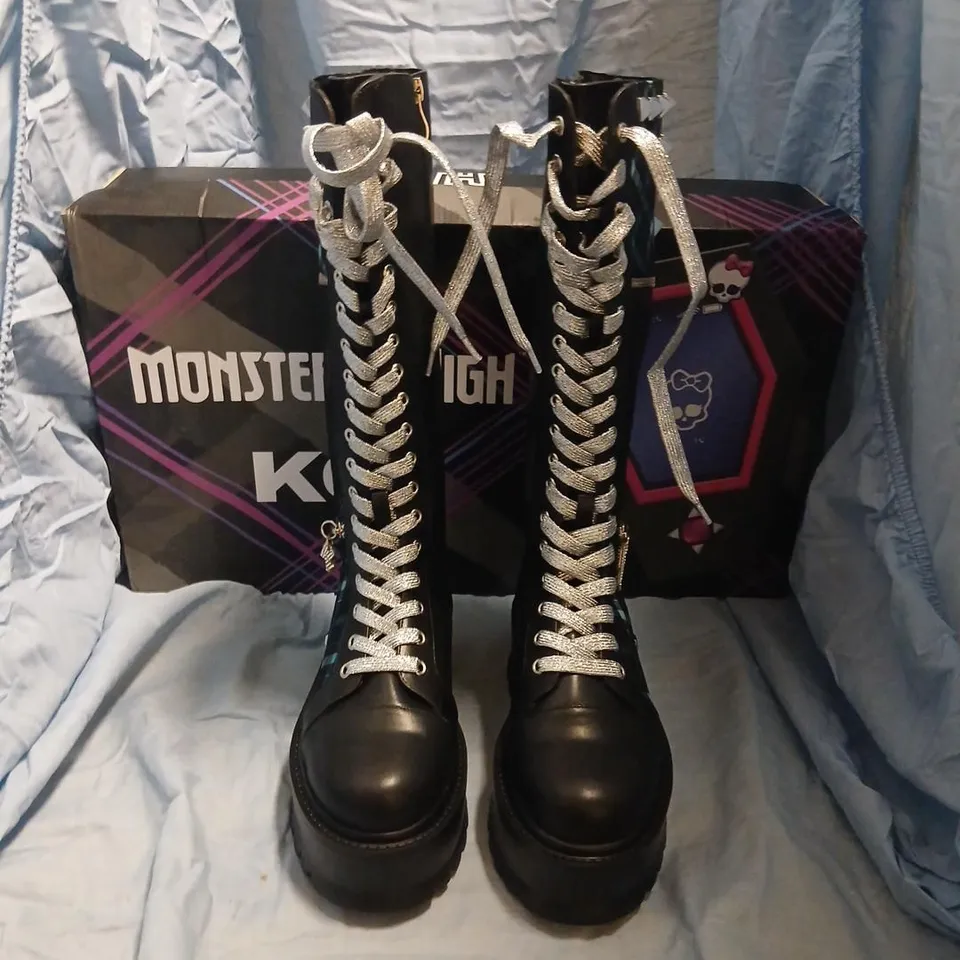 BOXED KOI FRANKIE STEIN FIRECRACKER LONG PLATFORM BOOTS IN GREEN - UK 5