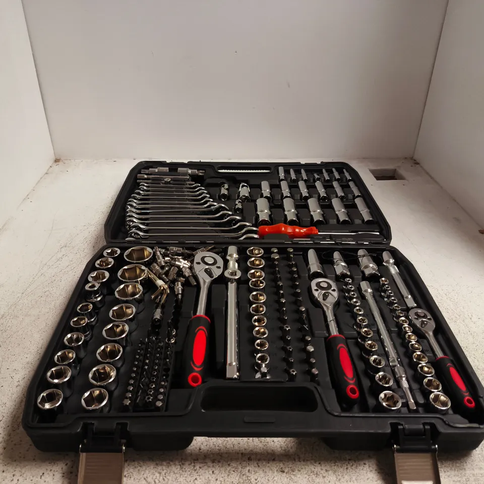 216‑PIECE SOCKET & TOOL SET IN PLASTIC CARRY CASE