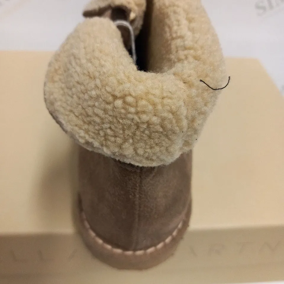 BOXED PAIR OF STELLA MCCARTNEY KICKAPOO LOW BOOT PEBBLE SIZE 38