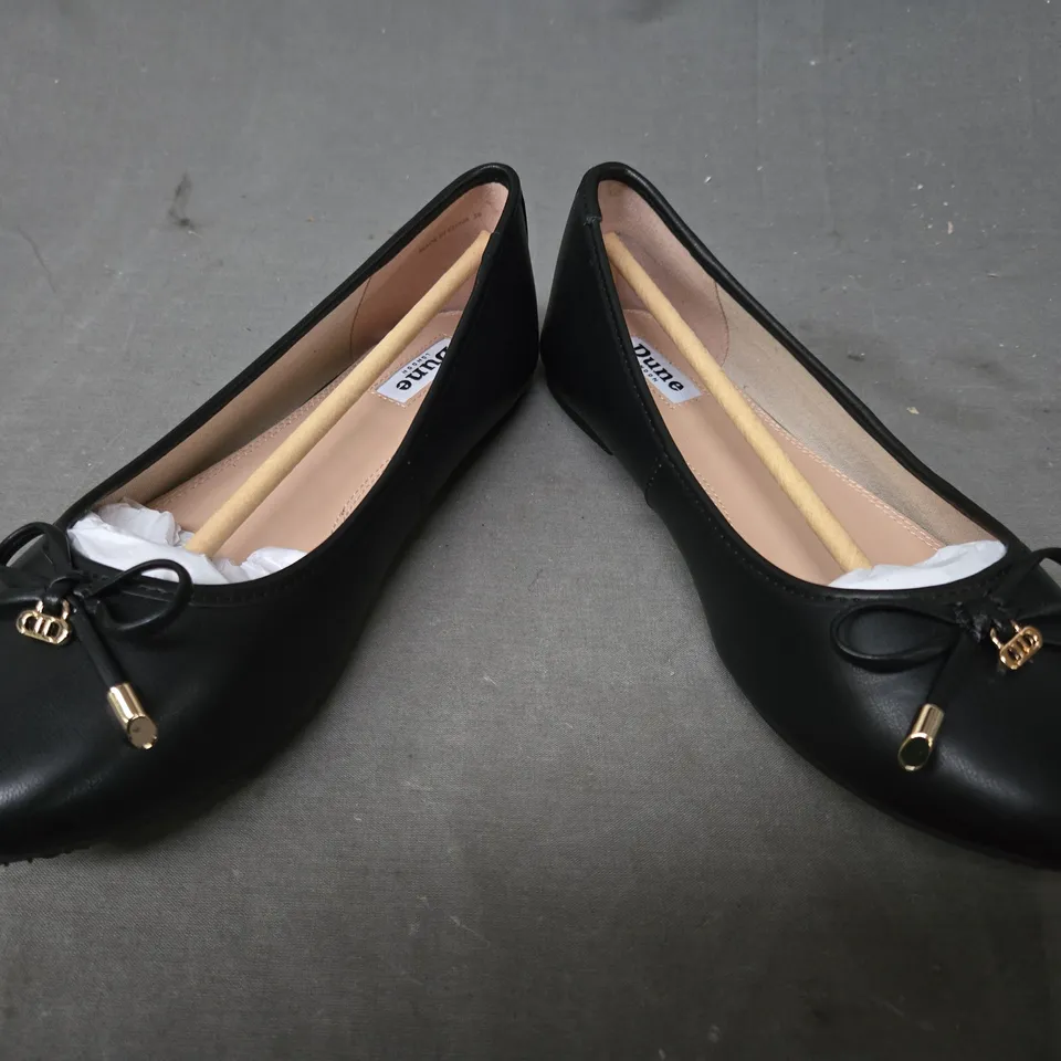 BOXED PAIR OF DUNE LONDON 028 HARPING SLIP-ON BALLERINA SHOES IN BLACK W. BOW DETAIL SIZE 6