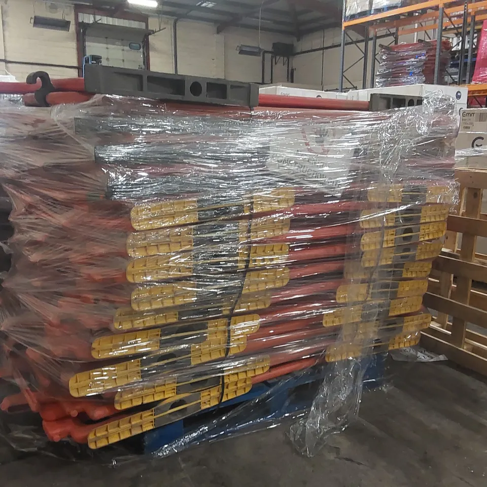 PALLET CONTAINING APPROXIMATELY 25x PLASTIC ROAD BARRIERS