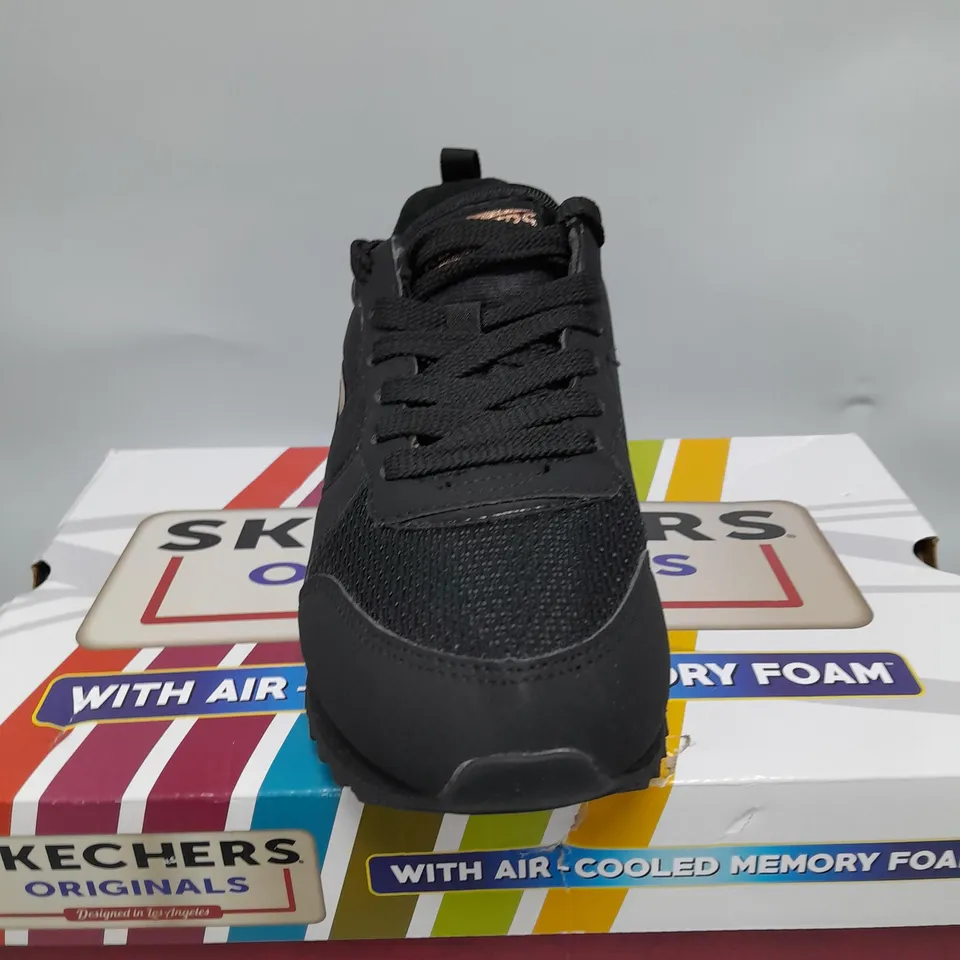 BOXED PAIR OF SKECHERS TRAINERS BLACK SIZE 4