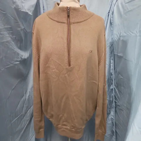 CALVIN KLEIN GLF 1/4 ZIP JUMPER IN BROWN - L