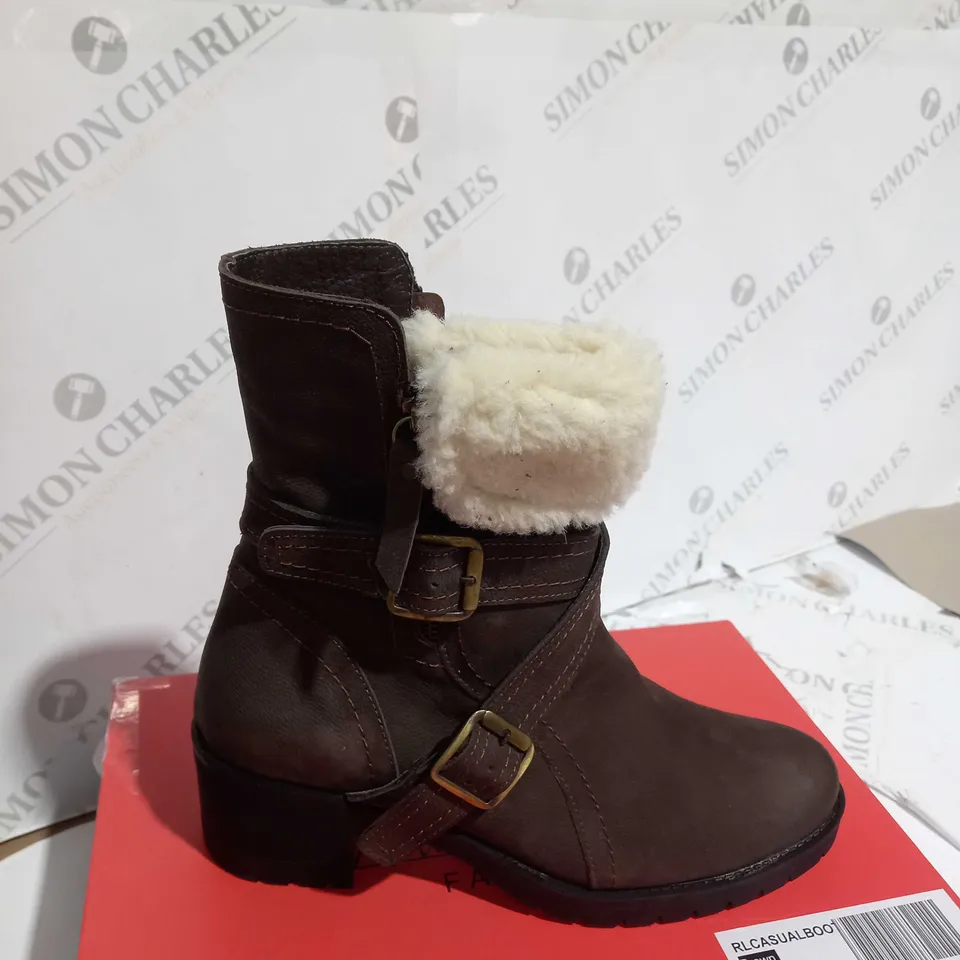 BOXED RUTH LANGSFORD CASUAL BOOTS, OAK - SIZE 6 