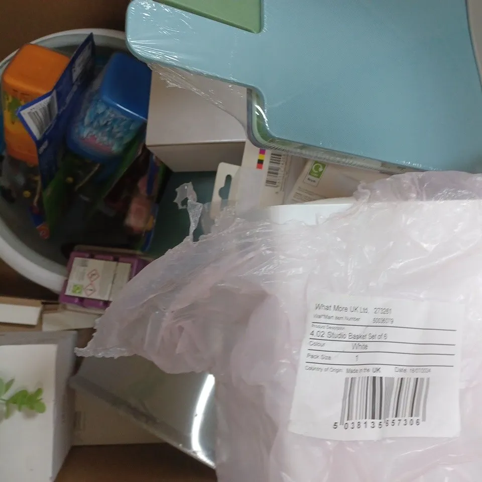 BOX OF APPROXIMATELY 20 ASSORTED HOUSEHOLD ITEMS TO INCLUDE 20 INCLUDE DUVET SET, SCENTED CANDLES, ETC - COLLECTION ONLY