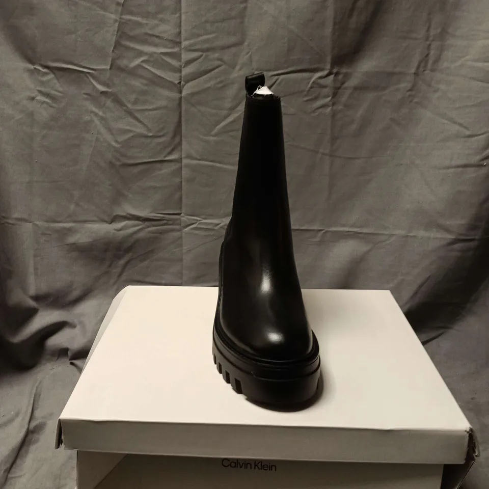BOXED PAIR OF CALVIN KLEIN CHUNKY HEEL CHELSEA BOOT – BLACK LEATHER, UK 5 (EU 38)