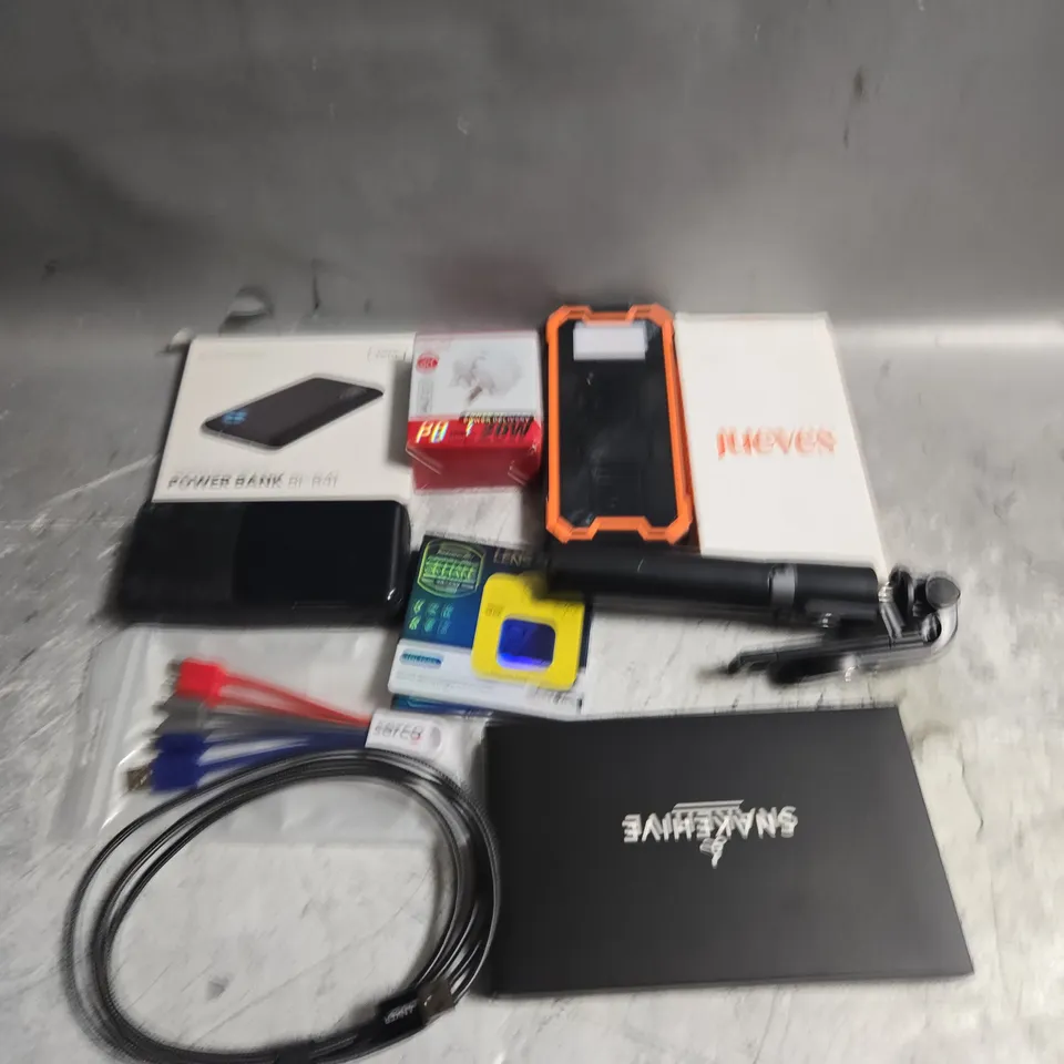 TOTE OF ASSORTED ITEMS TO INCLUDE POWERBANKS, PLUGS AND CHARGERS