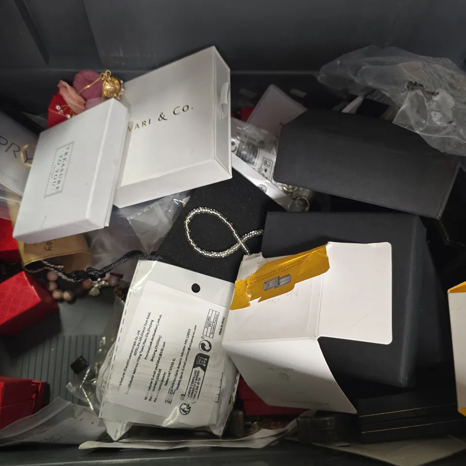 APPROXIMATELY 16 ASSORTED JEWELLERY ITEMS TO INCLUDE - RIVERISLAND NECKLACE , LOVISA EARRINGS , RED WINE EARRINGS ETC