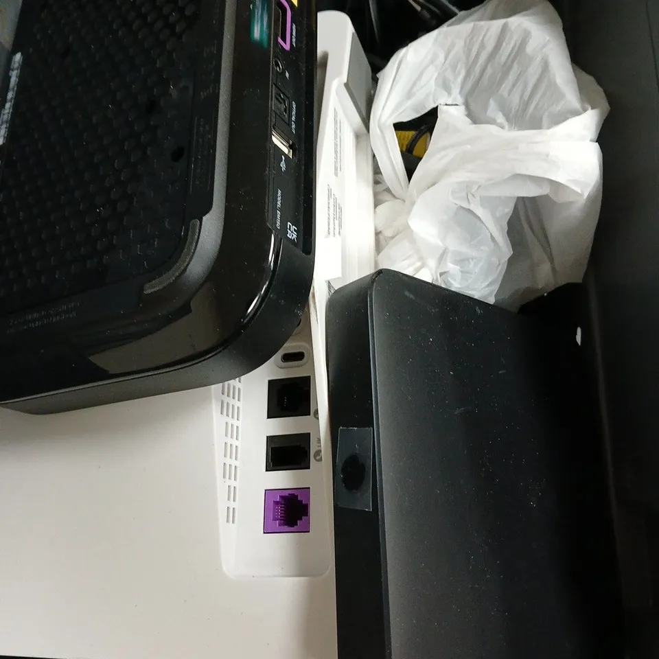 APPROXIMATELY 8 ASSORTED ITEMS TO INCLUDE - SKY HUB EM150 , SKY HUB SR213 ETC 