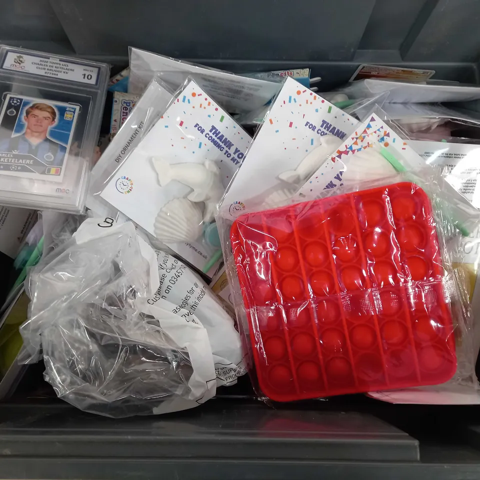 BOX OF APPROX 25 ASSORTED TOYS TO INCLUDE - GREEN GOBLIN MODEL - BUBBLES BULLES PACK OF 24 - MGC 2020 TOPPS UCL CHARLES DE KETLAERA CLUB BRUGGE KV #77344 GRADE 10 ECT