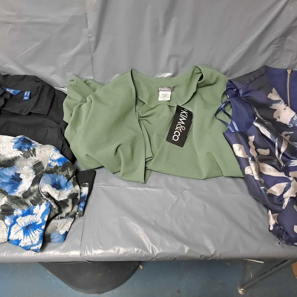 BOX OF APPROXIMATELY 10 ASSORTED CLOTHING ITEMS TO INCLUDE - DRESS , BLOUSE , SHIRT ETC