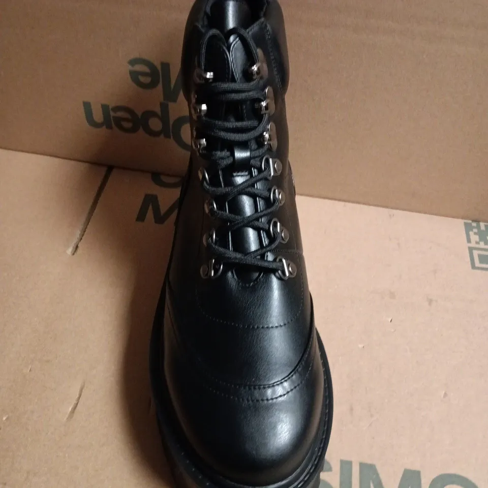BOXED PAIR OF KOI HYDRA ALL BLACK MATRIX PLATFORM BOOTS - UK 7