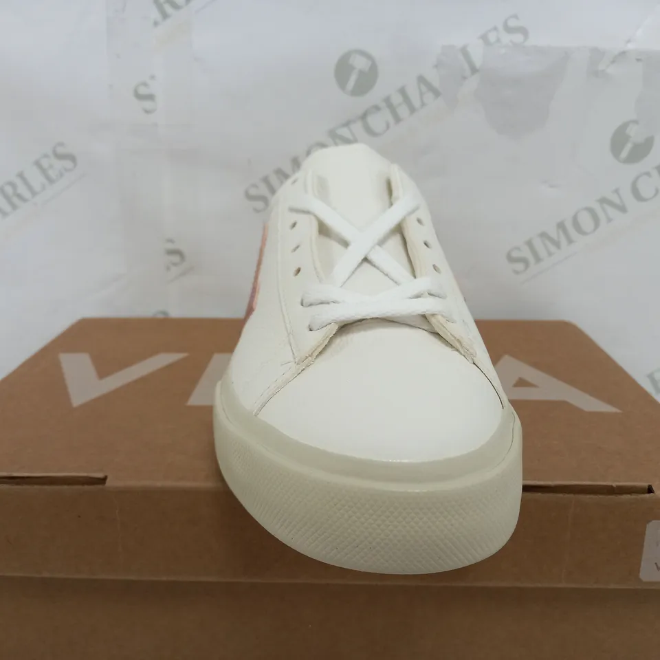 BOXED VELA COMPO CHROMEFREE LEATHER WHITE TRAINERS - UK 7 