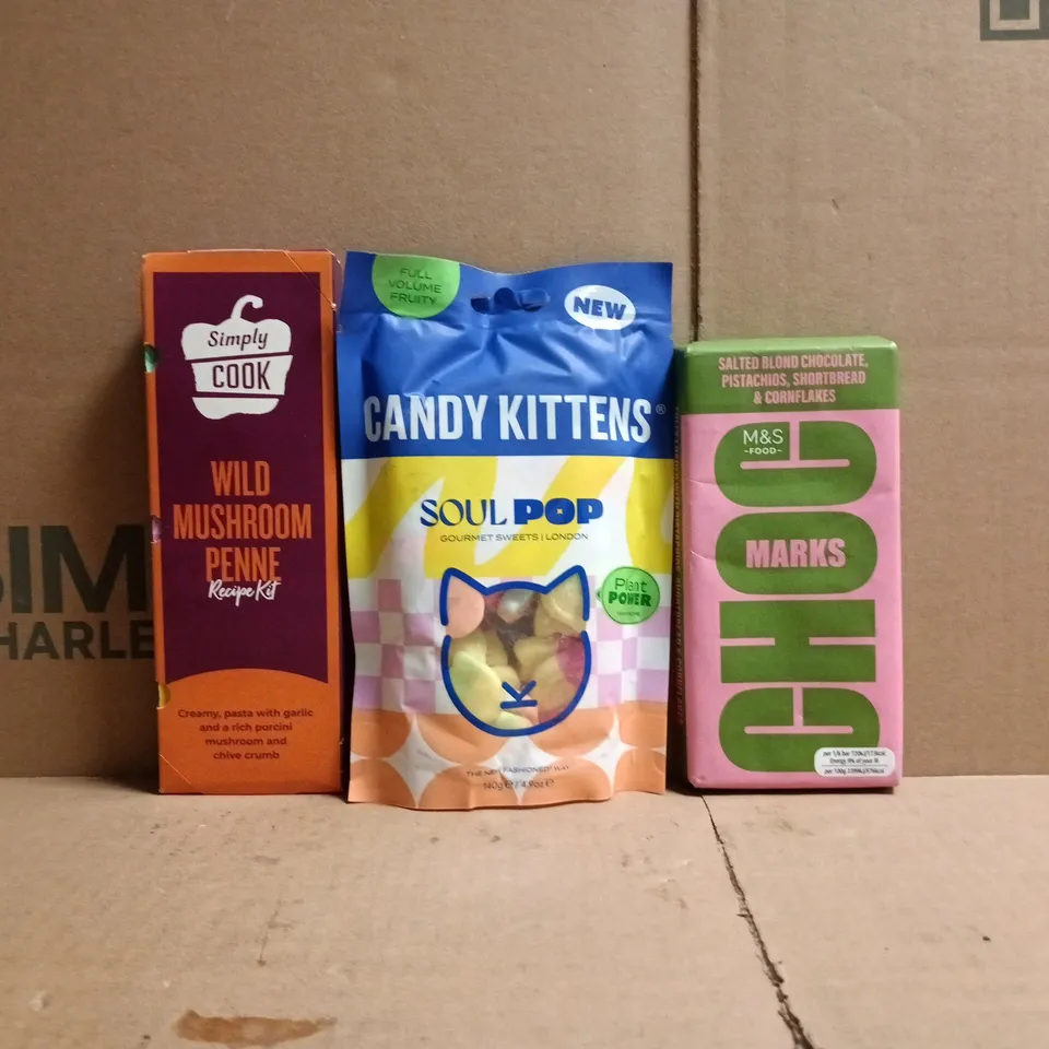 APPROXIMATELY 10 ASSORTED FOOD AND DRINK ITEMS TO INCLUDE CANDY KITTENS, SIMPLY COOK, ETC