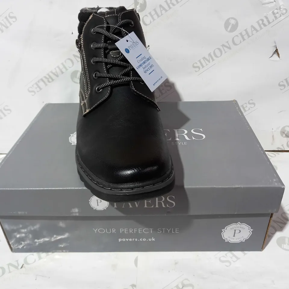 BOXED PAIR OF PAVERS LEATHER BOOTS IN BLACK UK SIZE 11