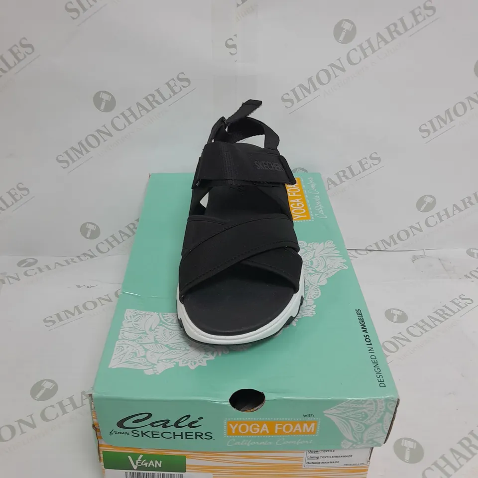 BOXED PAIR OF SKECHERS BIG LUG SANDALS IN BLACK SIZE 4