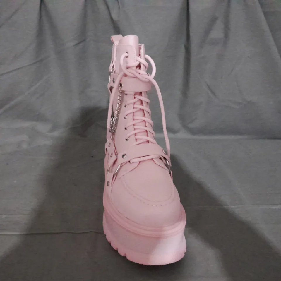 PAIR OF KOI BOOTS IN PINK SIZE 6