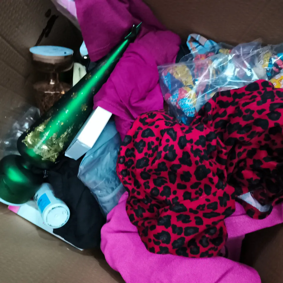 APPROXIMATELY 14 ASSORTED ITEMS TO INCLUDE BIA SKIN ANALYSER, TRAVEL BAG, CHRISTMAS ORNAMENT, ETC