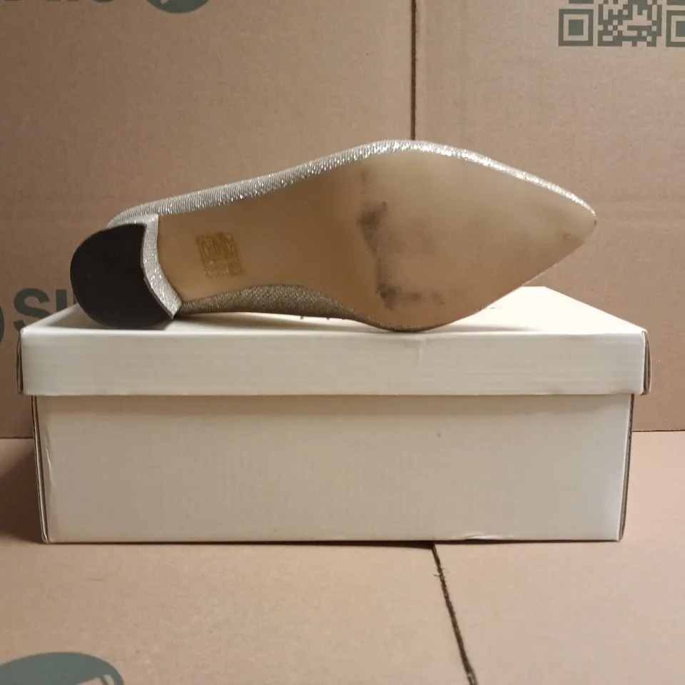 BOXED PAIR OF PARADOX LONDON PINK LUCILE WIDE FIT BLOCK HEEL SHOES IN CHAMPAGNE GLITTER MESH SIZE EU 38