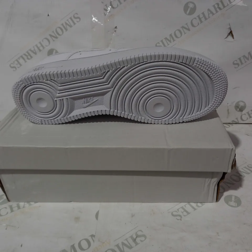 BOXED PAIR OF NIKE AIR FORCE 1 SHOES IN WHITE UK SIZE 9