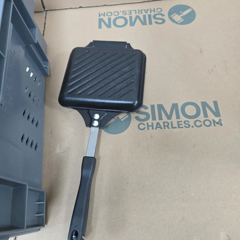 BOX OF APPROXIMATELY 15 ASSORTED ITEMS TO INCLUDE: TOASTIE MAKER 