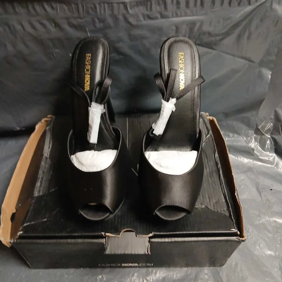 FASHION NOVA MEGHAN BLACK HEELED SANDALS – SIZE 8