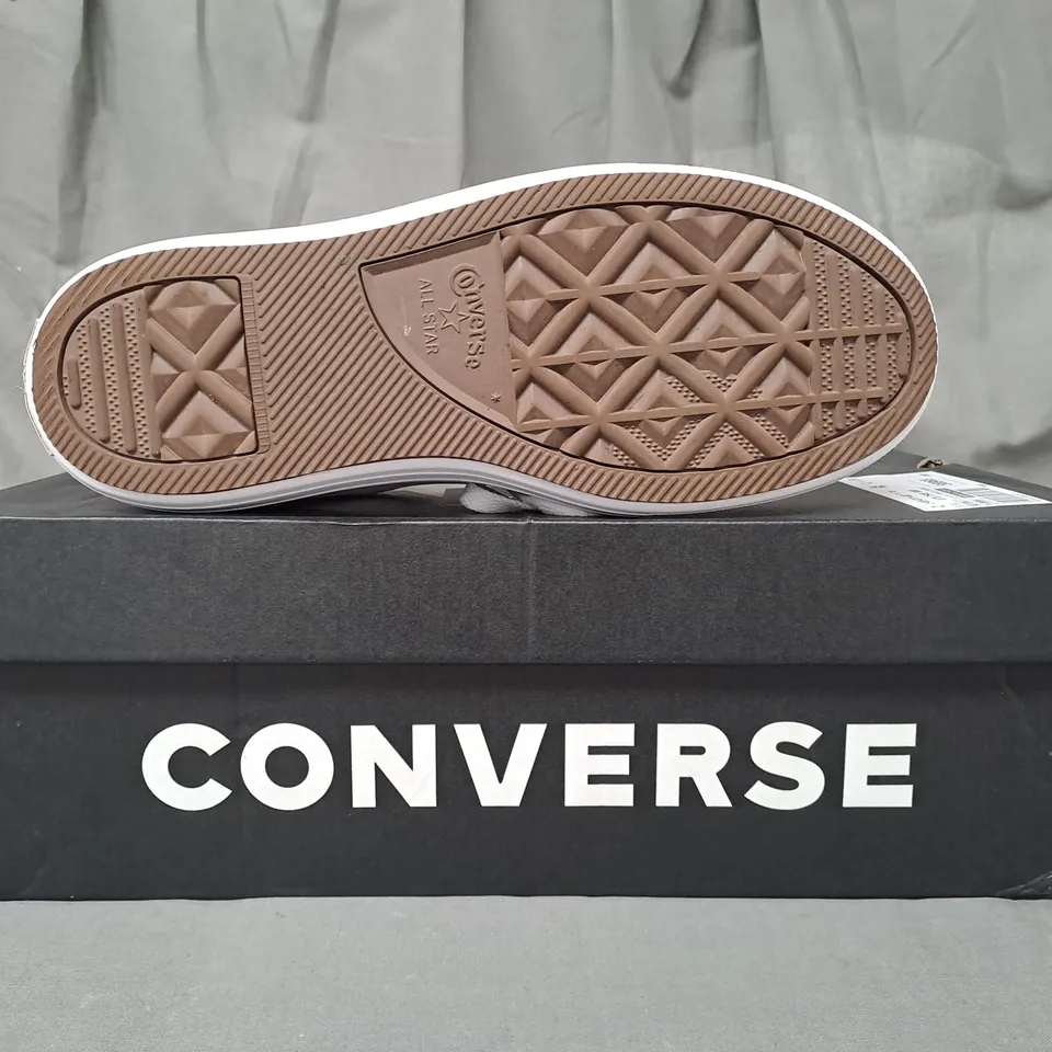 BOXED PAIR OF CONVERSE SHOES IN BLACK/WHITE UK SIZE 6.5