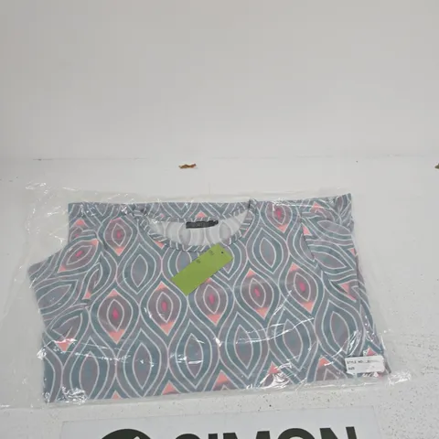 SUGAR CRISP WOMEN'S GEOMETRIC PRINT TOP, BLUE/GRAY WITH PINK ACCENTS, SIZE M