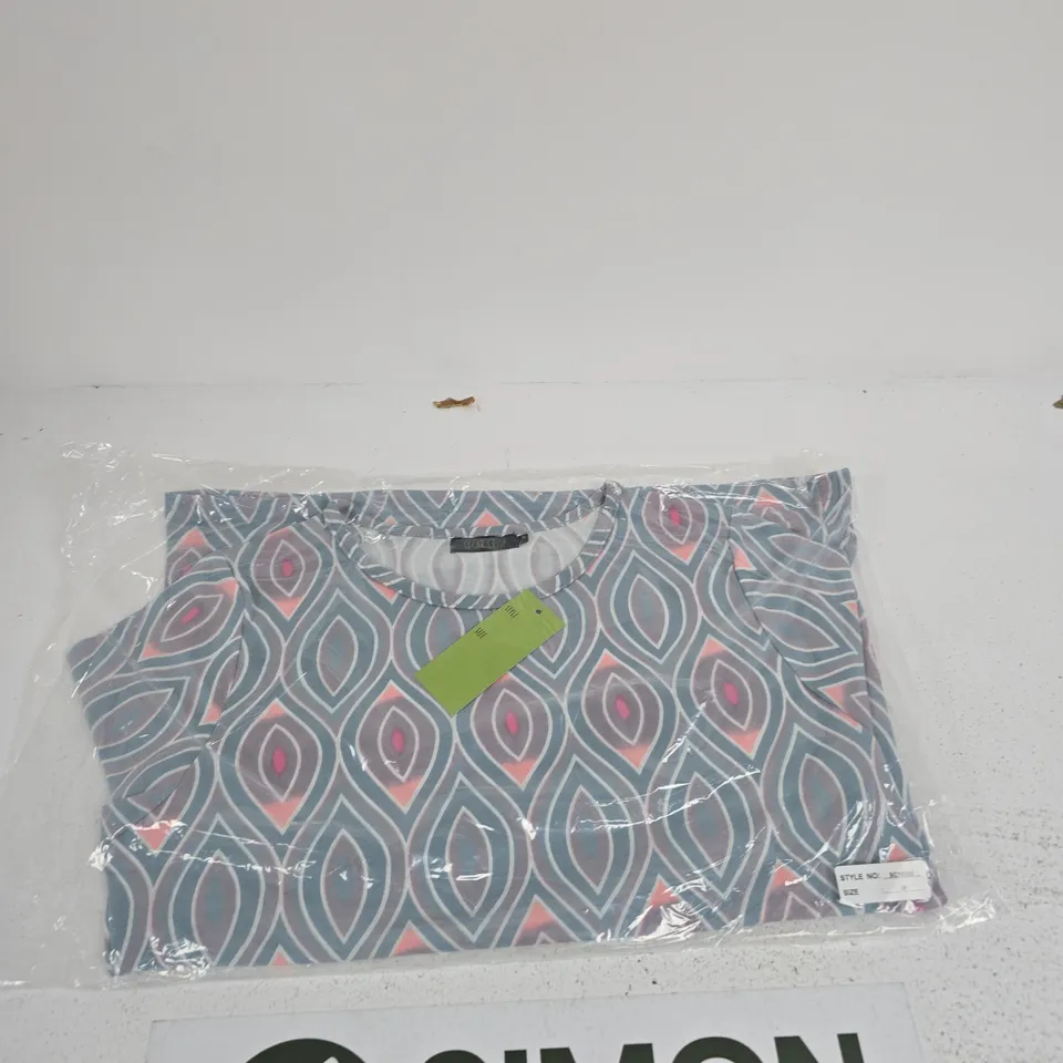 SUGAR CRISP WOMEN'S GEOMETRIC PRINT TOP, BLUE/GRAY WITH PINK ACCENTS, SIZE M