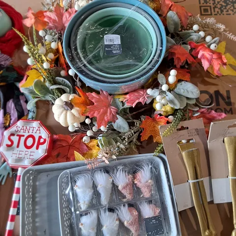 LOT OF APPROXIMATELY 17 ASSORTED HOUSEHOLD ITEMS TO INCLUDE MIXING BOOKS AND SEASONAL DECORATIONS 