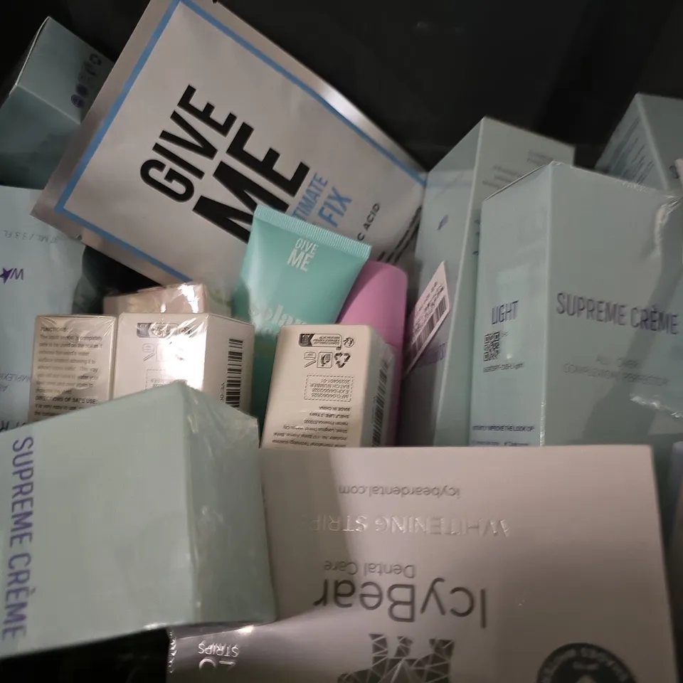 APPROXIMATELY 15 ASSORTED HEALTH & BEAUTY ITEMS TO INCLUDE -POREFILTER PRESSED POWDER , GARNIER VITAMIN C GEL FACE WASH , ICY BEAR DENTAL CARE TEETH WHITENING POWEDER ETC