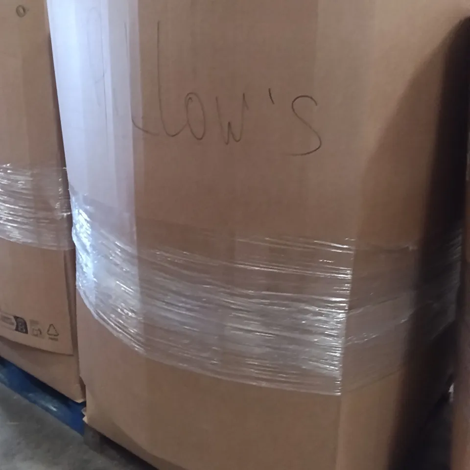 PALLET CONTAINING A LARGE QUANTITY OF PILLOWS