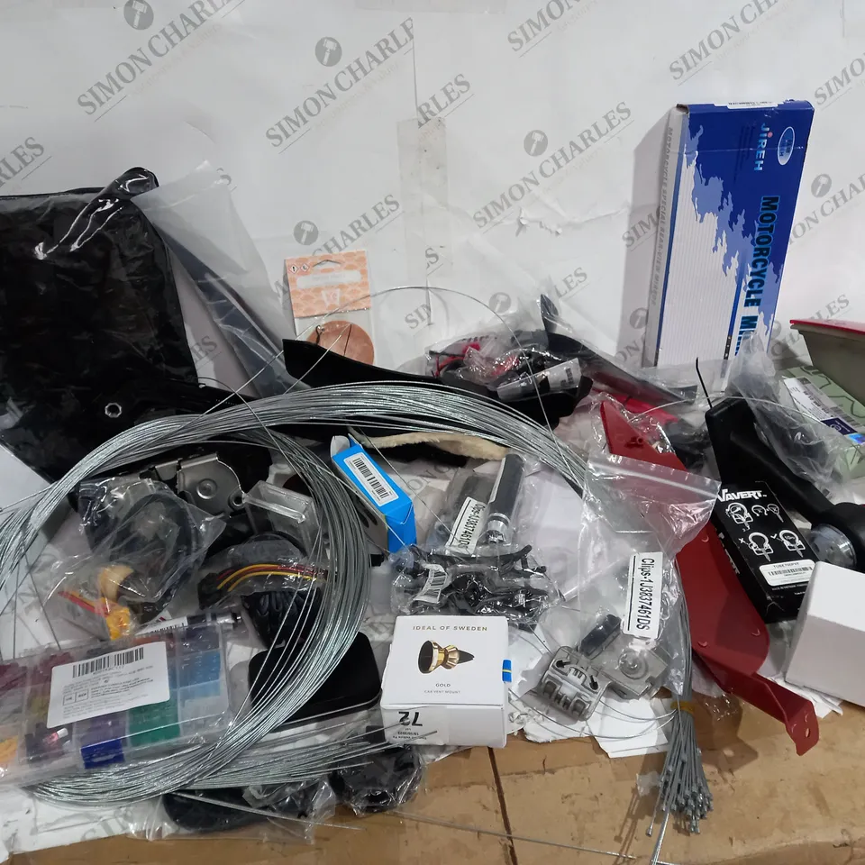 BOX OF ASSORTED CAR/VEHICLE ITEMS TO INCLUDE: GORFFY CAR FUSES, CAR VENT MOUNT, MOTORCYCLE MIRROR, MAGNETIC CAR BRACKET, P PLATES ETC 